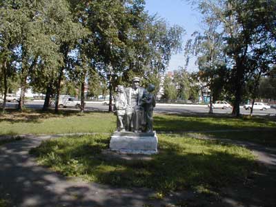 скульптура 'Ленин с детьми'
